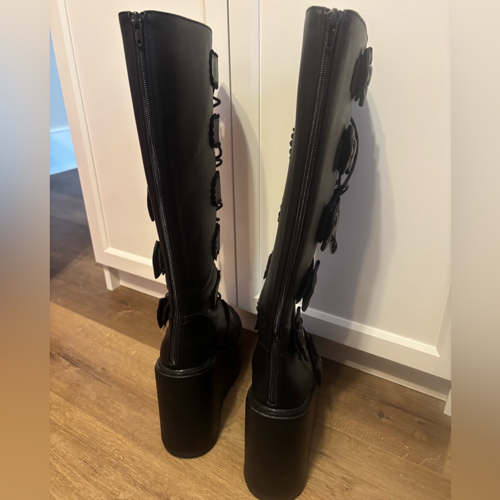 YRU x Monster High Dune Elissabat boots - Picture 3 of 7